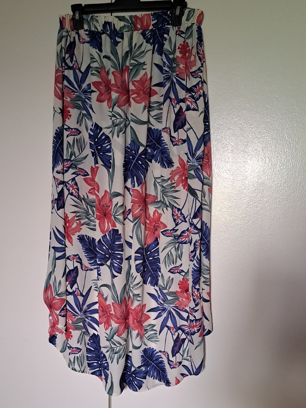 Timing White High-Low Skirt with Pink Floral & Navy Leaves - Picture 3 of 7